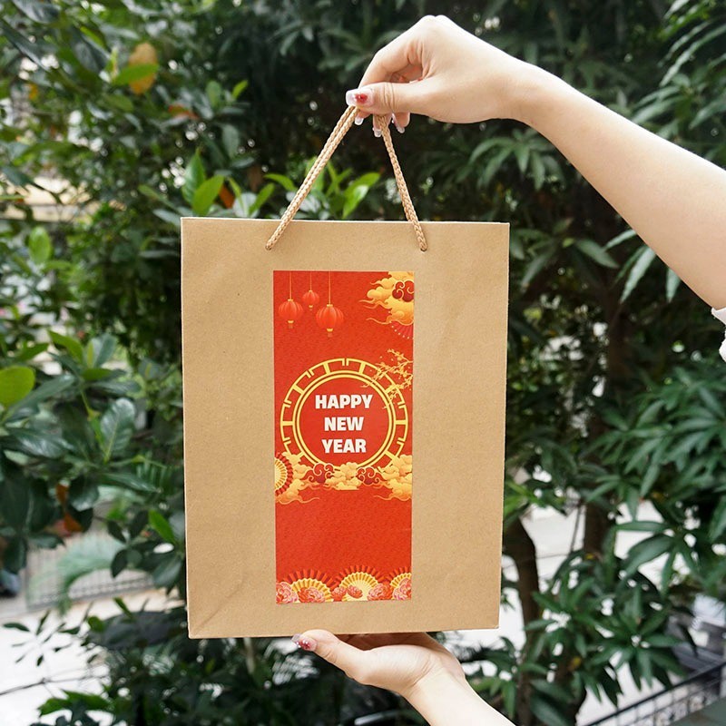 Hộp túi đựng quà trang trí mẫu Tết màu kraft 20x25x8cm, đựng quà tặng năm mới giấy xi măng nắp gài