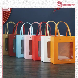 Hộp quà mặt kính có quai xách 18x18cm H27 hộp đựng quà tặng ô cửa nhựa mica kèm rơm giấy