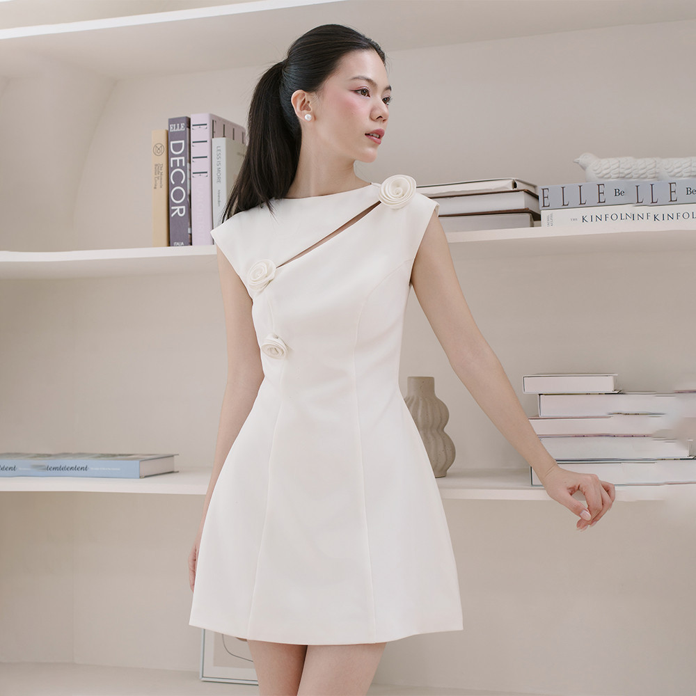 RECHIC Đầm ngắn Rica dáng A cách điệu ngực đính hoa sang trọng thanh lịch