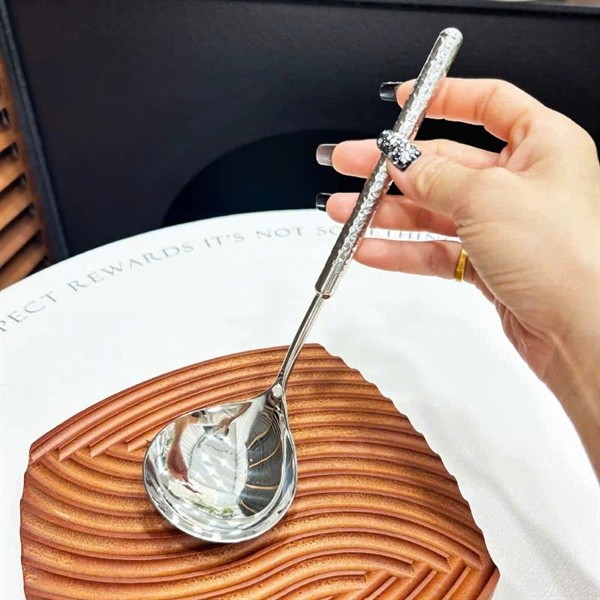 Muôi Vá Canh Chockmen Khắc Cán Trơn Thủng CKM595 CKM596 Muôi Canh Chockmen 25cm