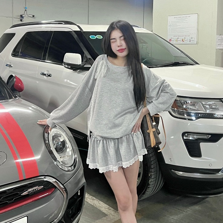 XẢ HÀNG - Set váy Chililuu áo xám lệch vai dài tay kèm chân váy ren ngắn phong cách Douyin