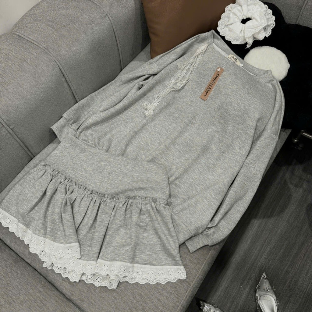 XẢ HÀNG - Set váy Chililuu áo xám lệch vai dài tay kèm chân váy ren ngắn phong cách Douyin