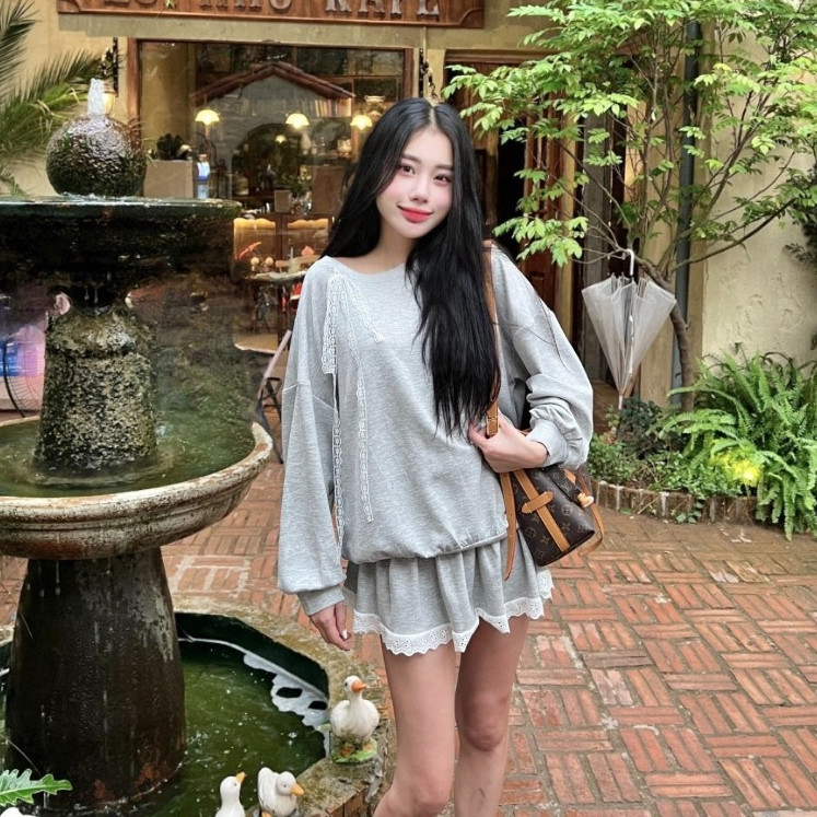 XẢ HÀNG - Set váy Chililuu áo xám lệch vai dài tay kèm chân váy ren ngắn phong cách Douyin