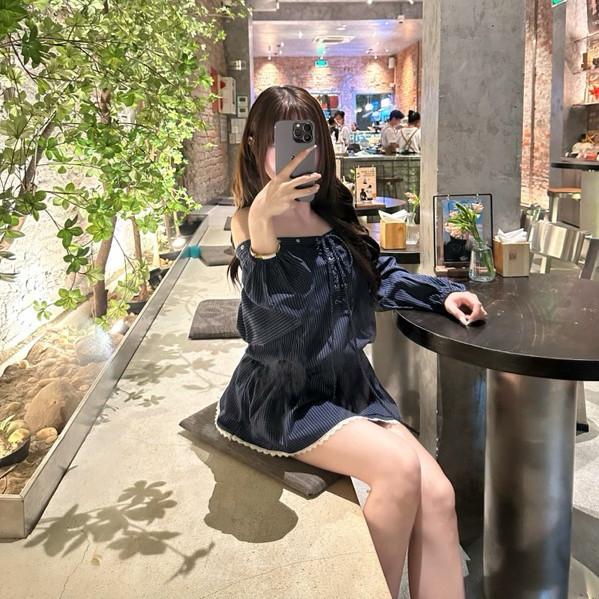 Váy trễ vai Chililuu váy xanh ngắn kẻ sọc thắt nơ tay bo chun có lót quần phong cách sexy