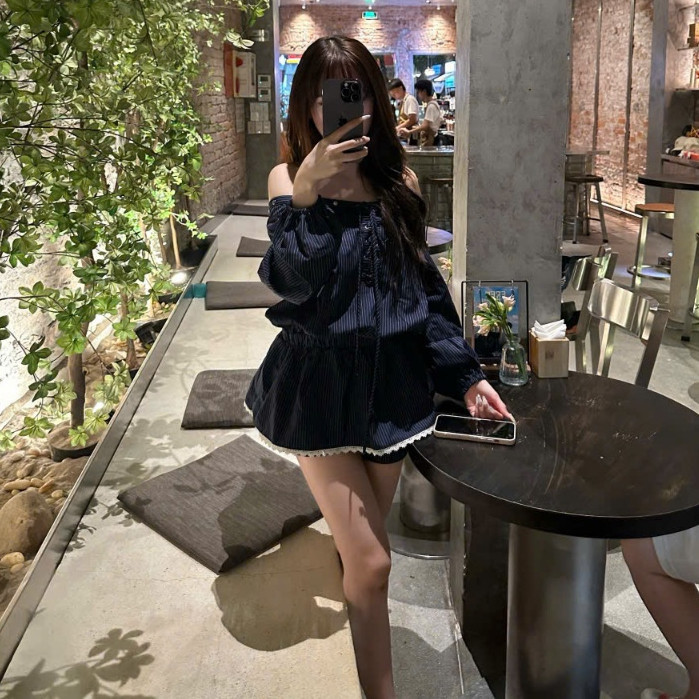 Váy trễ vai Chililuu váy xanh ngắn kẻ sọc thắt nơ tay bo chun có lót quần phong cách sexy