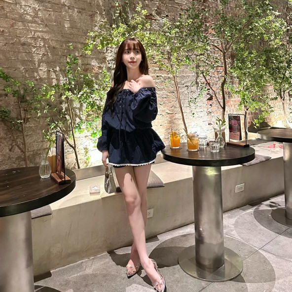 Váy trễ vai Chililuu váy xanh ngắn kẻ sọc thắt nơ tay bo chun có lót quần phong cách sexy