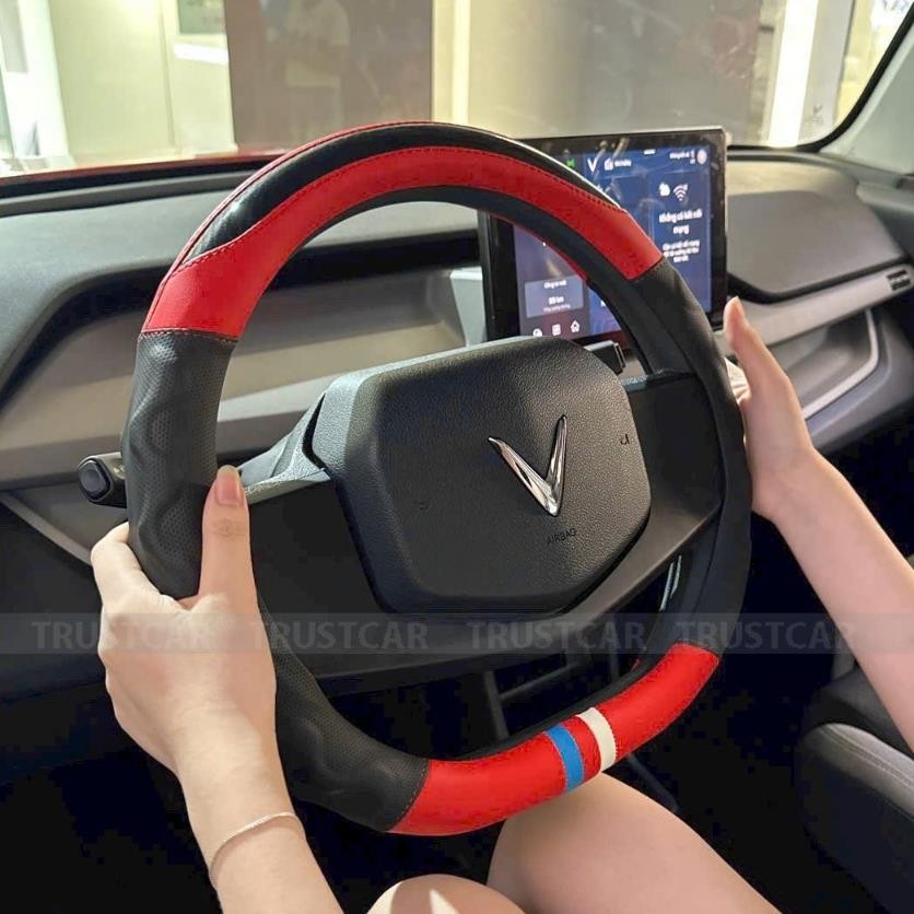 Bọc vô lăng Vinfast VF3, VF5, VF6, VF7,VF8, VF9, VFE34 dáng dcut thể thao chuẩn size theo xe