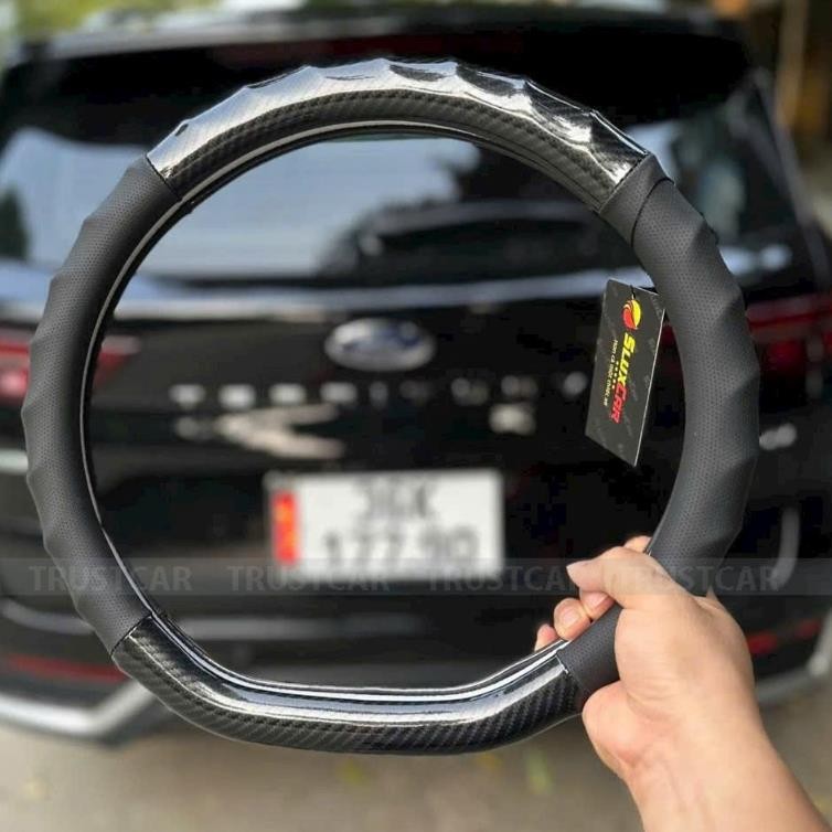 Bọc vô lăng DCut carbon dành cho xe Sonet Seltos XL7 Custin VF3 VF5 VF8 VF9 VFe34 Territory K5 XE MG ERTIGA SWIFT