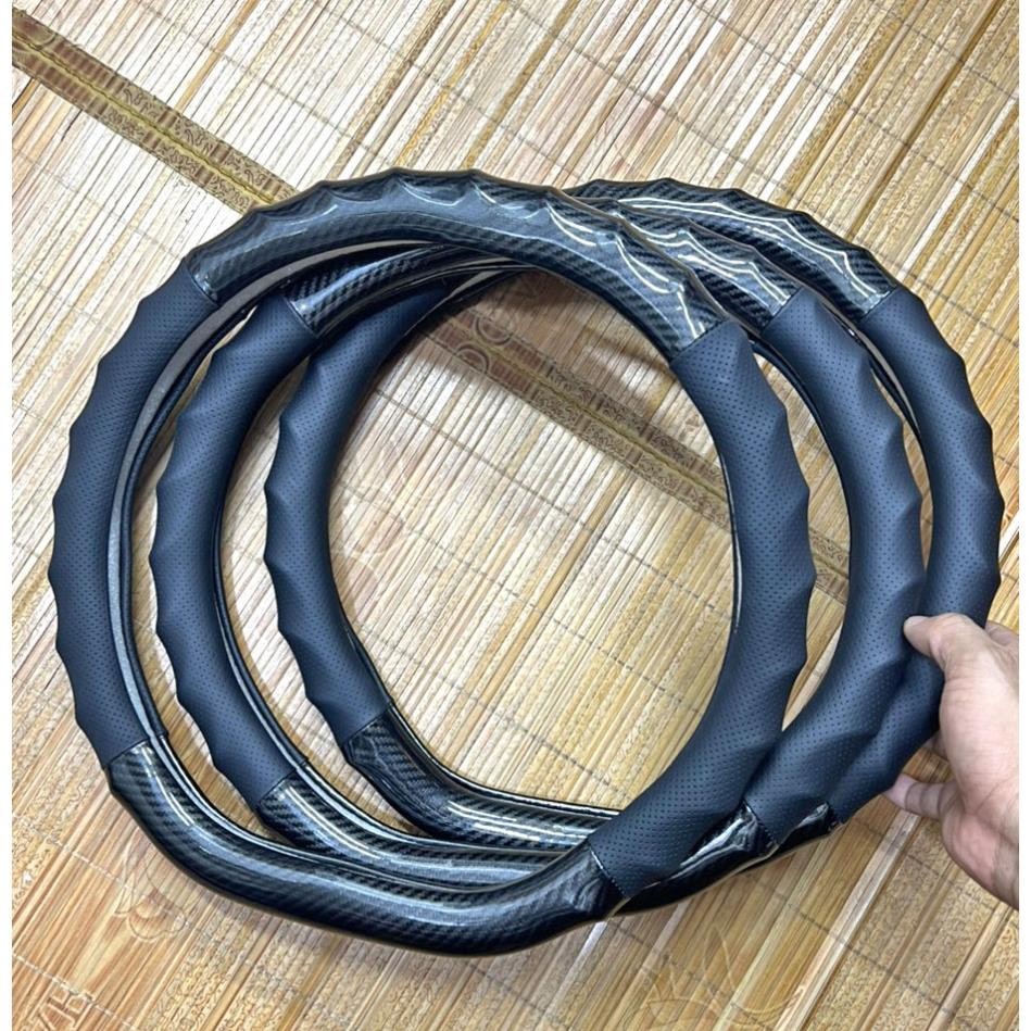 Bọc vô lăng DCut carbon dành cho xe Sonet Seltos XL7 Custin VF3 VF5 VF8 VF9 VFe34 Territory K5 XE MG ERTIGA SWIFT