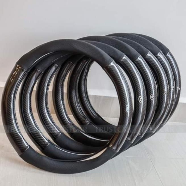 Bọc vô lăng carbon Chống trượt không gây mùi có gắn logo các hãng xe toyota ford honda hyundai kia mitsubishi size 38cm