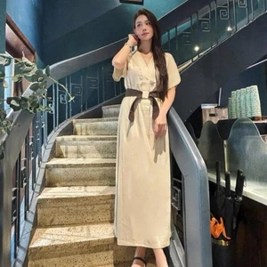 Đầm linen kem cổ V form suông rộng có túi + dây cột eo nâu