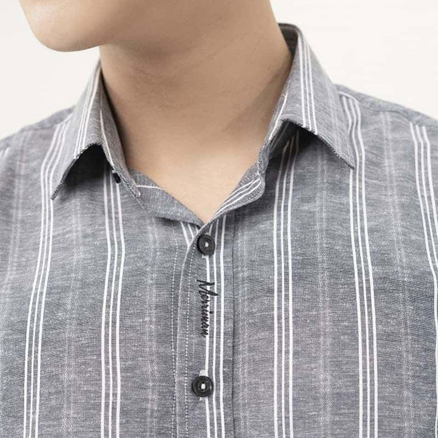 MERRIMAN SALE - Áo Sơ Mi MERRIMAN Tay Dài, Màu Xám - Trắng , Họa Tiết Sọc Dọc, Form Slim Fit Lai Bầu