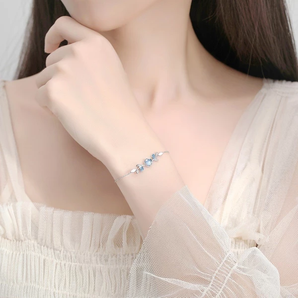 Lắc tay bạc Waterful đá Moonstone Asimi Waterful Leaf LT34 - đeo trên mẫu