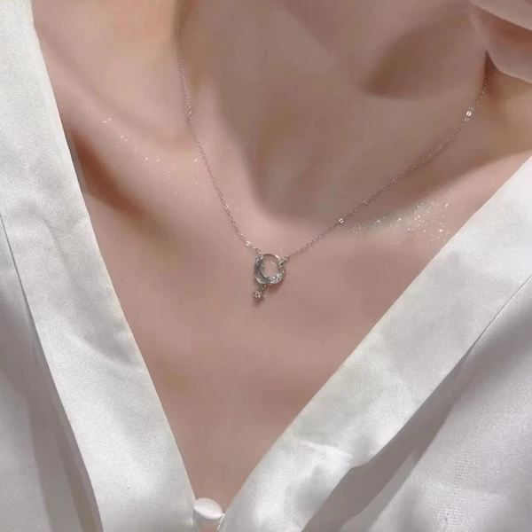 Dây chuyền bạc Ý bán nguyệt moonstone Asimi Moon Night DC49 - đeo trên mẫu