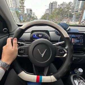 Bọc vô lăng, VF3, VF5/ Herio Green, VF8 , VF9, VFe34/ Nerio, VF6, VF7, Limo Green/ MPV7- Kiểu dáng Dcut- Mẫu sọc cờ Mỹ
