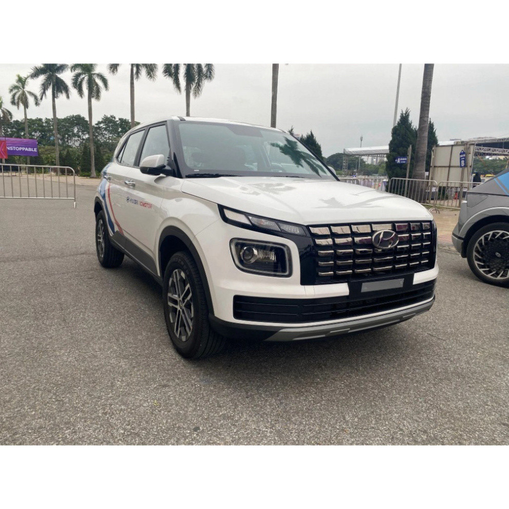 Ốp Chống trầy cốp xe Hyundai Venue Đời 2024 2025 mẫu titan cao cấp-Trang trí,bảo vệ chống trầy cốp xe