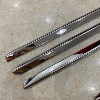Nẹp chân kính Inox xe Innova Cross Đời 2023 2024 2025 - Mẫu Inox trăng sáng bóng