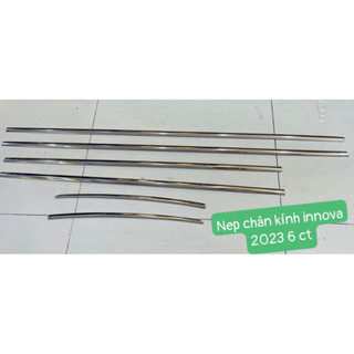 Nẹp chân kính Inox xe Innova Cross Đời 2023 2024 2025 - Mẫu Inox trăng sáng bóng
