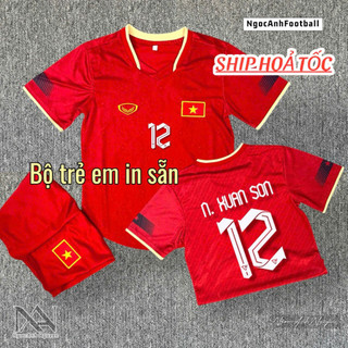 Quần Áo Đá Banh Trẻ Em Việt Nam Sân Nhà 2025 – In Sẵn Tên Số, Áo Đá Bóng Cho Bé, Chất Liệu Mát Mịn.