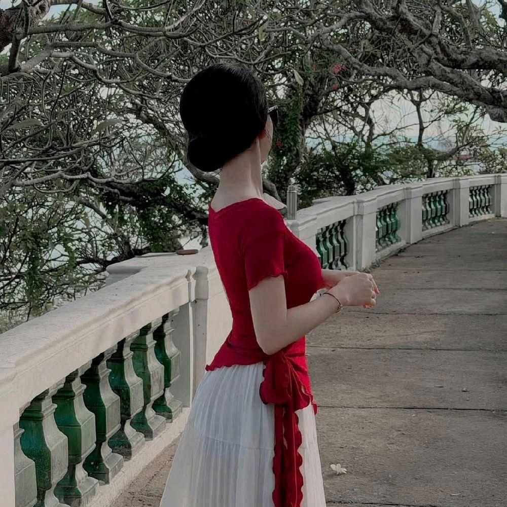 Set áo thun tăm phối tà nhọn kết bông tua rua và chân váy tơ maxi dài chuẩn đẹp