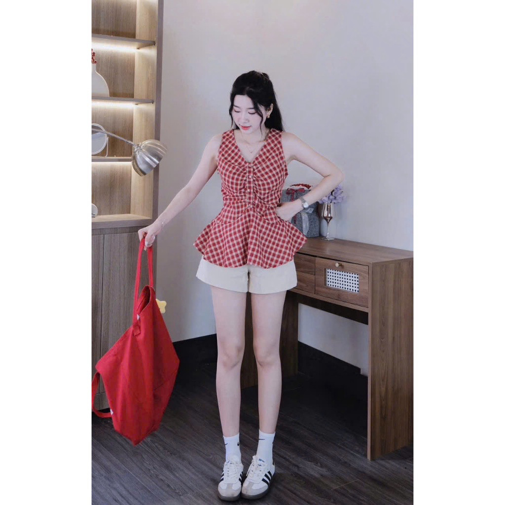 Set bộ thời trang Nữ tuổi teen áo lụa dáng peplum xếp ly không tay cổ V kẻ sọc caro xòe nhẹ mix quần short tuyết mưa