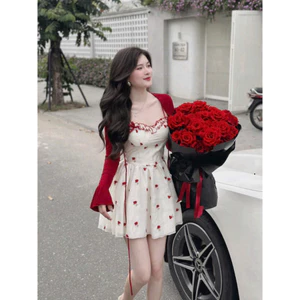 Đầm thời trang mini 2 dây nhún bèo ngực đính nơ in hoa đỏ chất tơ nến cao cấp kèm áo khoác thun gân xịn Shop Tina