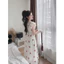 Đầm dáng dài qua gối chất vải tơ nến in hoạ tiết bông hoa đỏ cổ tròn khoá kéo tay ngắn dễ thương dịu dàng Shop Uyê
