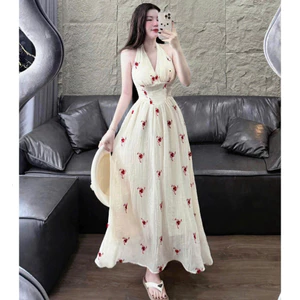 Đầm thời trang sexy mặc đi biển dáng dài cổ yếm cột nơ xẻ ngực sâu gợi cảm vải tơ in hoạ tiết hoa đỏ Shop Uyên Fas