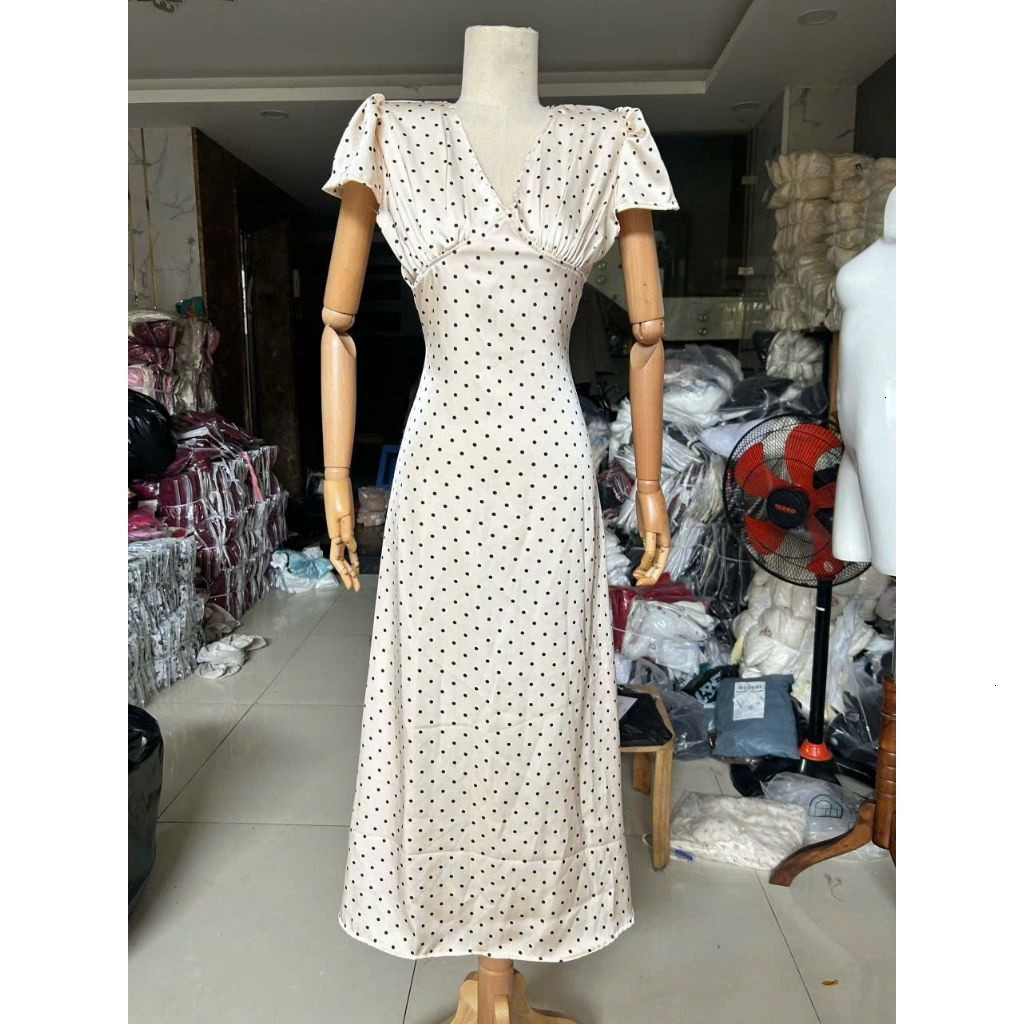 Đầm maxi lụa chấm bi cổ v tay ngắn dài xoè chuẩn hình