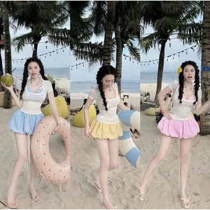 Set bikini - Set bikini sexy đi biển, chất xốp áo bra cột dây có mút phối chân váy bí họa tiết sọc caro kèm áo thun giấy