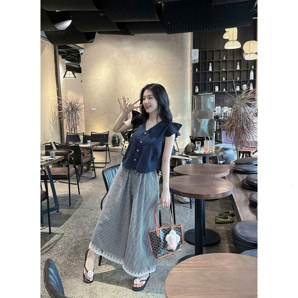 Set bộ thời trang Nữ áo thô tay cánh tiên cổ V thanh thoát phối quần lụa kẻ sọc dáng dài rộng suông viền ren trẻ trung
