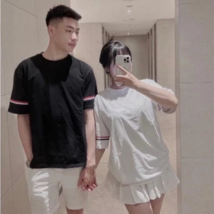 Áo Thun Thombowr Cổ Tròn Tay Thêu Viền Đỏ Chất Co Gian Nhẹ Hot Trend 2026