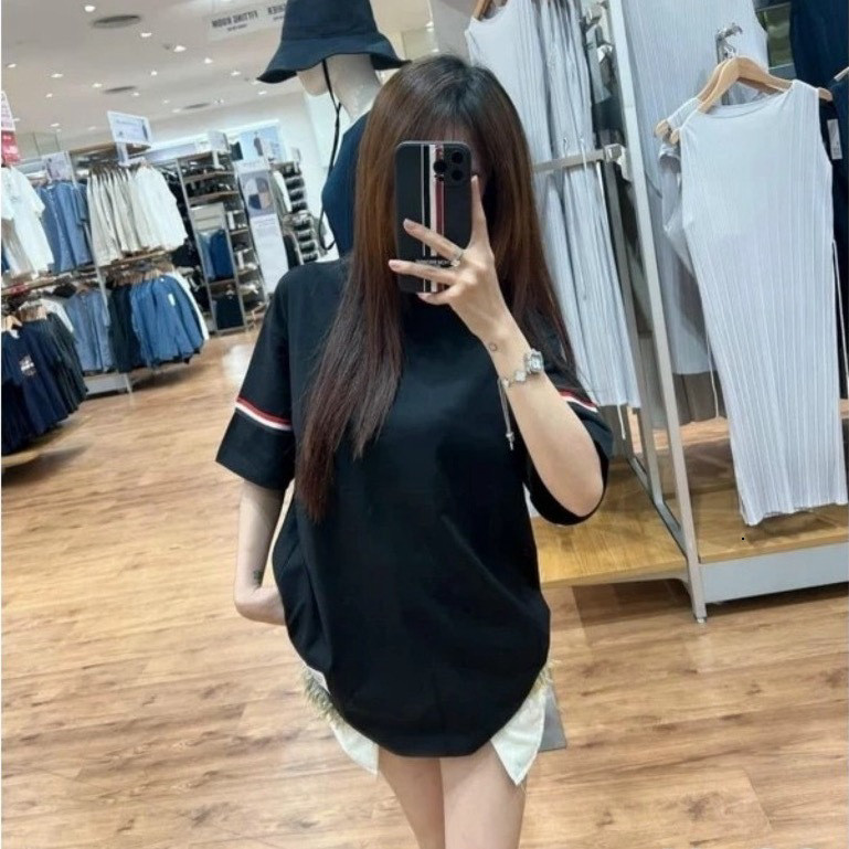 Áo Thun Thombowr Cổ Tròn Tay Thêu Viền Đỏ Chất Co Gian Nhẹ Hot Trend 2026
