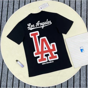 Áo Phông Ngắn Tay In Chữ L.A Đỏ Chất Vải Co Giãn Cổ Tròn Hot Trend 2026