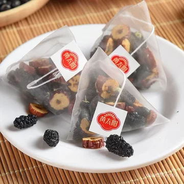 Trà đen 5 loại với dâu tằm, kỷ tử đen, mè đen và đậu đen, túi trà dưỡng sinh để pha và uống.