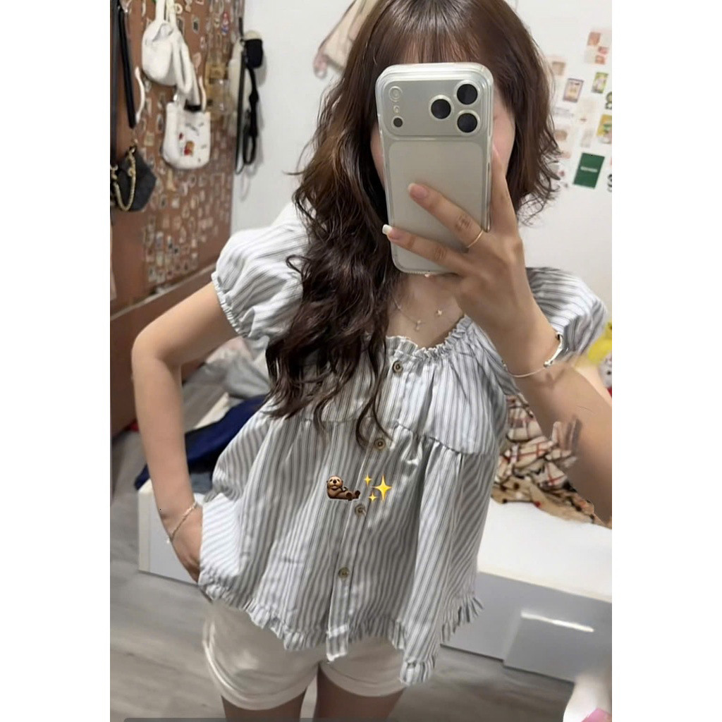 Áo babydoll kẻ bèo tay phồng, áo kiểu viền chun bo gấu áo, áo cài cúc giữa trẻ trung năng động HCOM27425