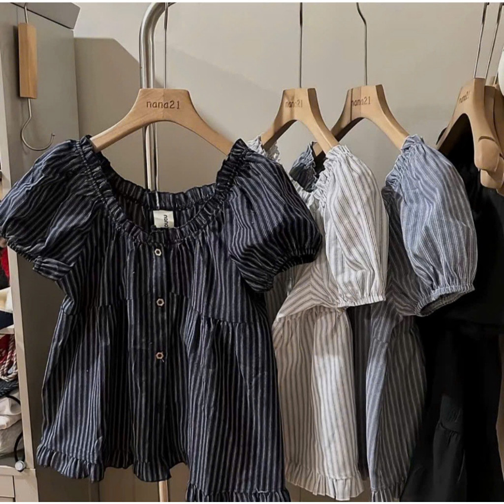 Áo babydoll kẻ bèo tay phồng, áo kiểu viền chun bo gấu áo, áo cài cúc giữa trẻ trung năng động HCOM27425