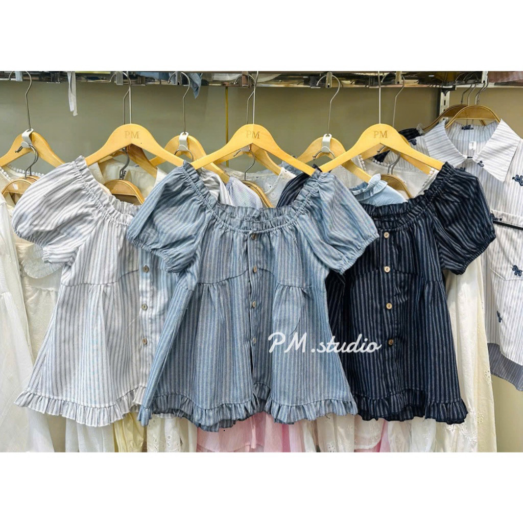 Áo babydoll kẻ bèo tay phồng, áo kiểu viền chun bo gấu áo, áo cài cúc giữa trẻ trung năng động HCOM27425