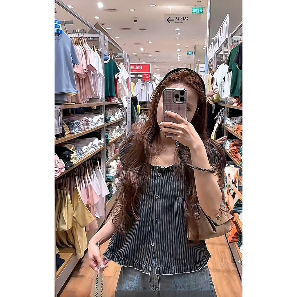 Áo babydoll kẻ bèo tay phồng, áo kiểu viền chun bo gấu áo, áo cài cúc giữa trẻ trung năng động HCOM27425