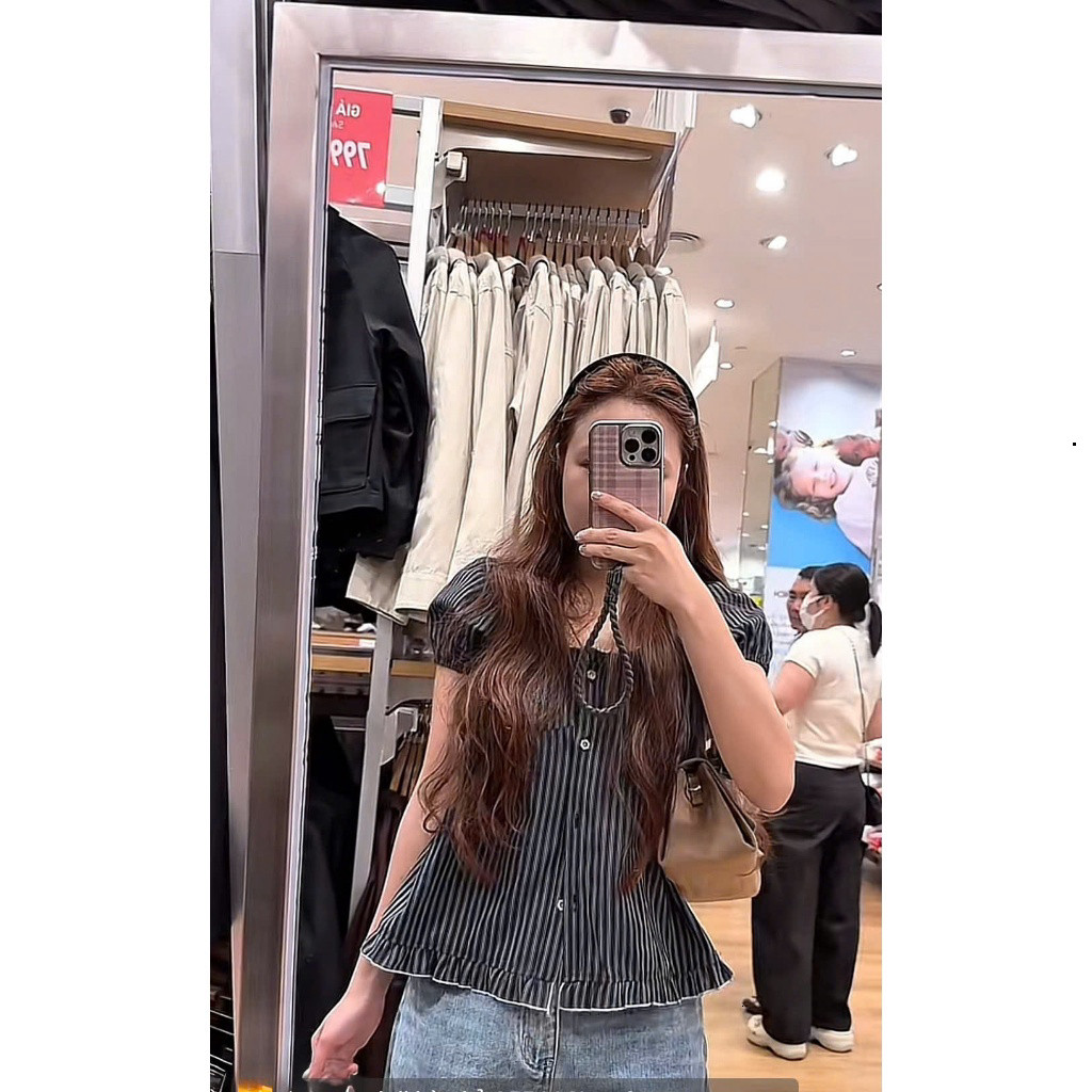 Áo babydoll kẻ bèo tay phồng, áo kiểu viền chun bo gấu áo, áo cài cúc giữa trẻ trung năng động HCOM27425