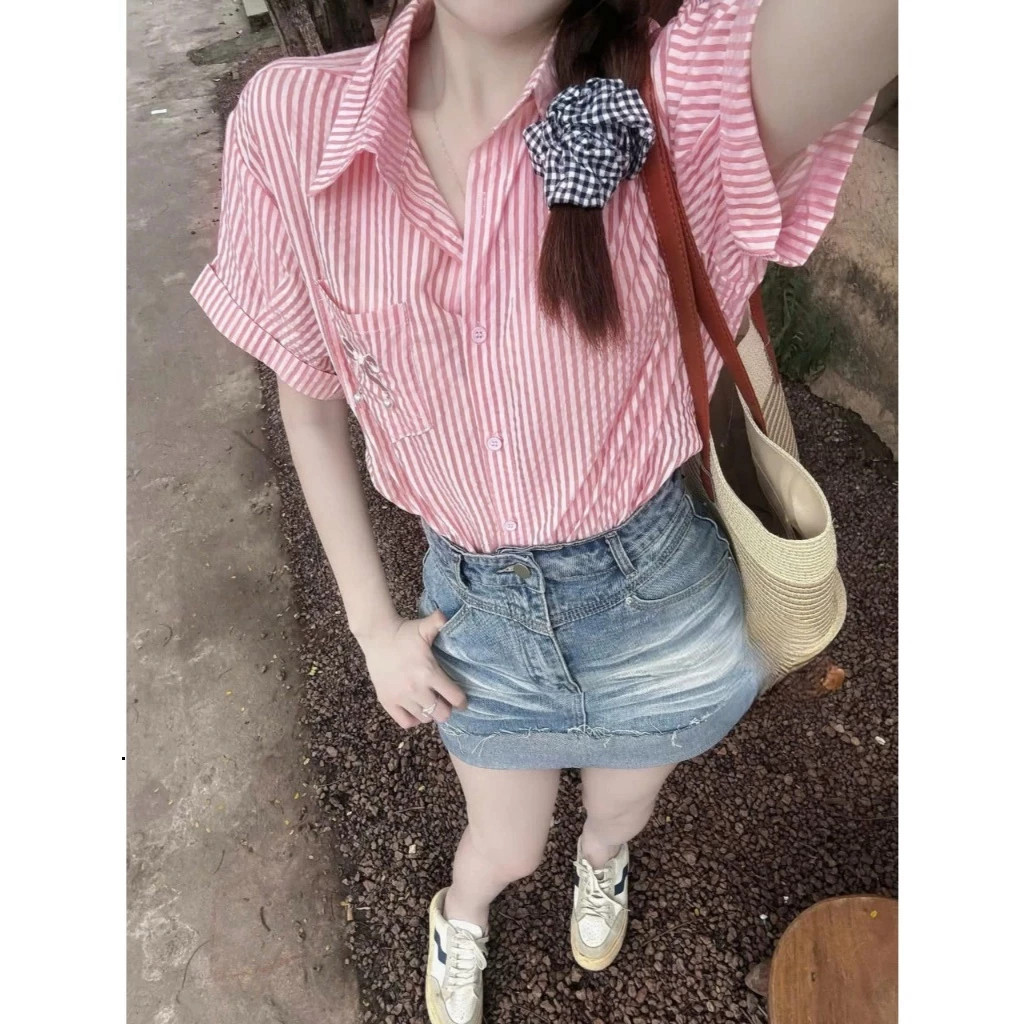 Áo sơ mi nữ cộc tay kẻ sọc dọc dáng rộng vải thô xốp phối túi thêu nơ phong cách Hàn Quốc HCOM25895