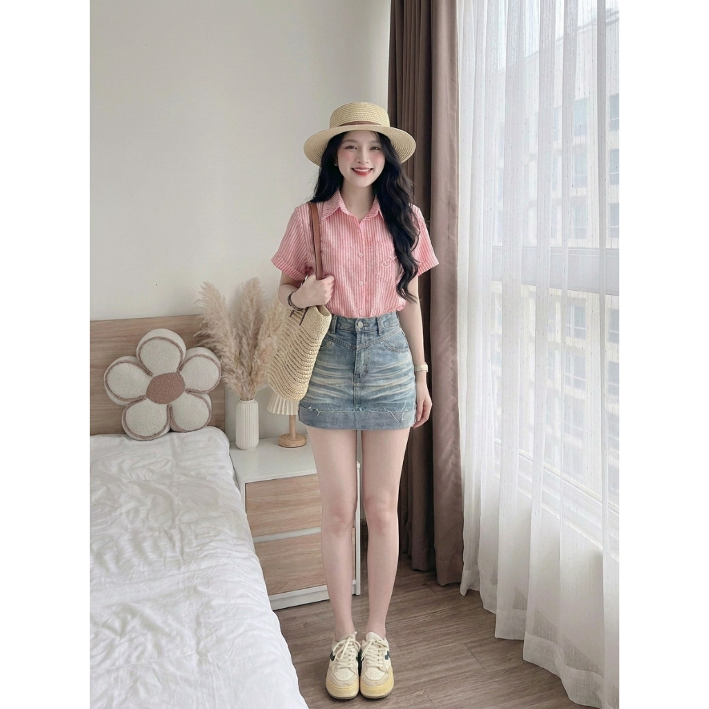 Áo sơ mi nữ cộc tay kẻ sọc dọc dáng rộng vải thô xốp phối túi thêu nơ phong cách Hàn Quốc HCOM25895