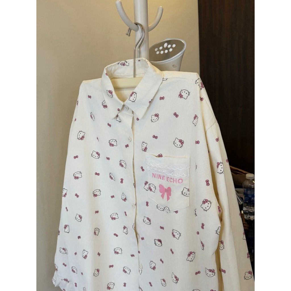 Áo sơ mi nữ tay dài họa tiết mèo phối túi ngực viền ren chất thô cotton dáng rộng phong cách Hàn Quốc HCOM27049