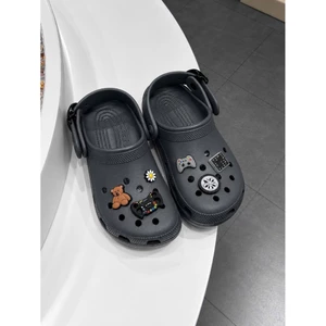 Dép sục Crocs nữ màu xám đậm pastel Enamel Buckle đế chống trượt êm chân đi học đi chơi