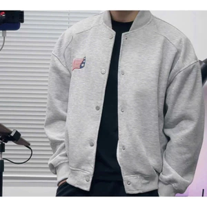 Áo khoác bomber nam thêu cờ Mỹ chất liệu nỉ cotton, cúc bấm kim loại, mẫu mới 2025 đang được ưa chuộng! Hot Trend 2026