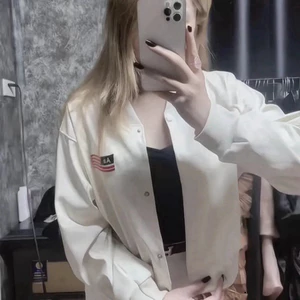 Áo khoác da nữ kiểu croptop thêu họa tiết lá cờ, bomber hai lớp bền đẹp, thời trang trẻ trung 2025. Hot Trend 2026
