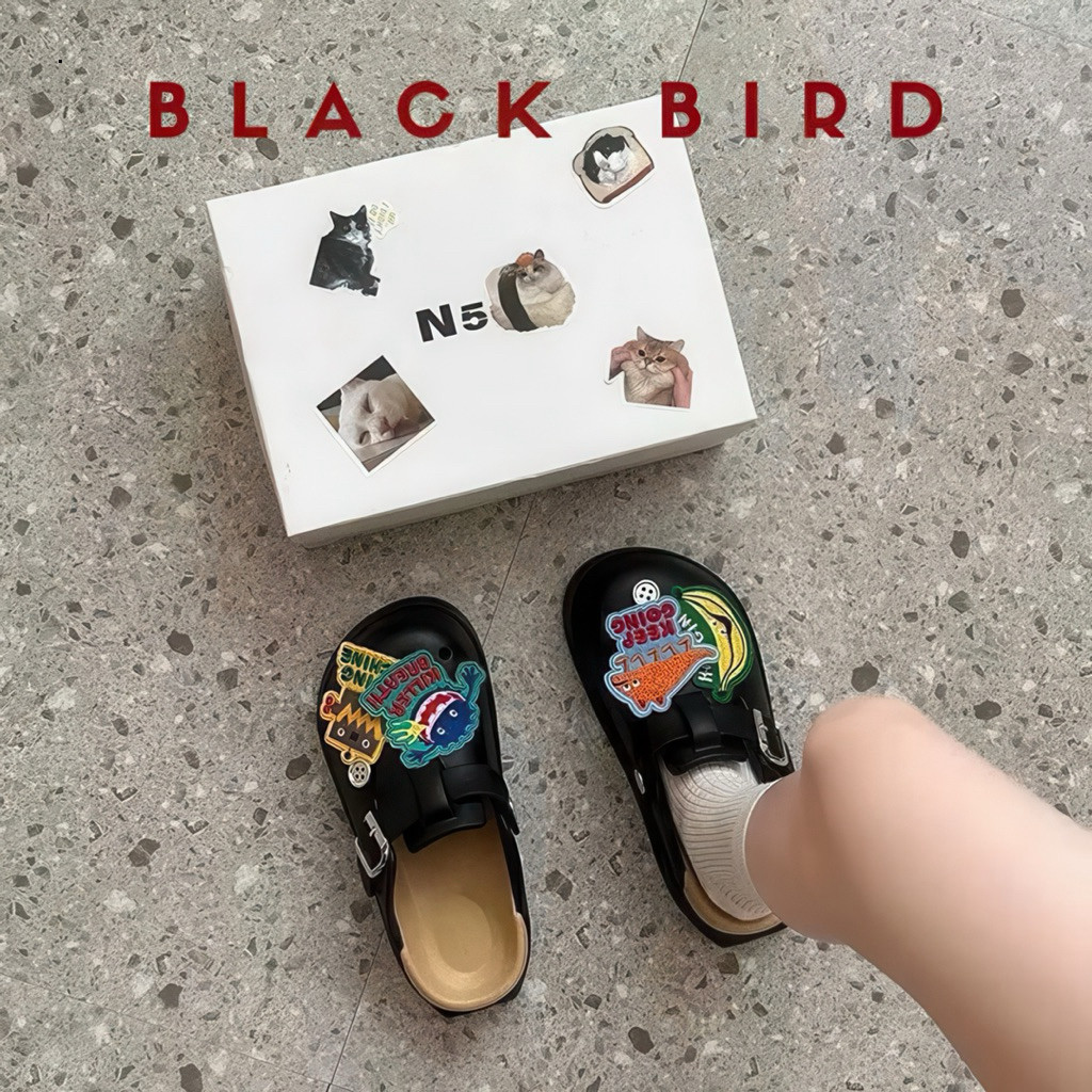 Sục Đi Chơi Blackbird Kèm Jibbitz Thêu Độc Lạ - Giày Sục Nữ Màu Đen Phối Lót Be Phong Cách Retro Grunge | BigBuy360 - bigbuy360.vn