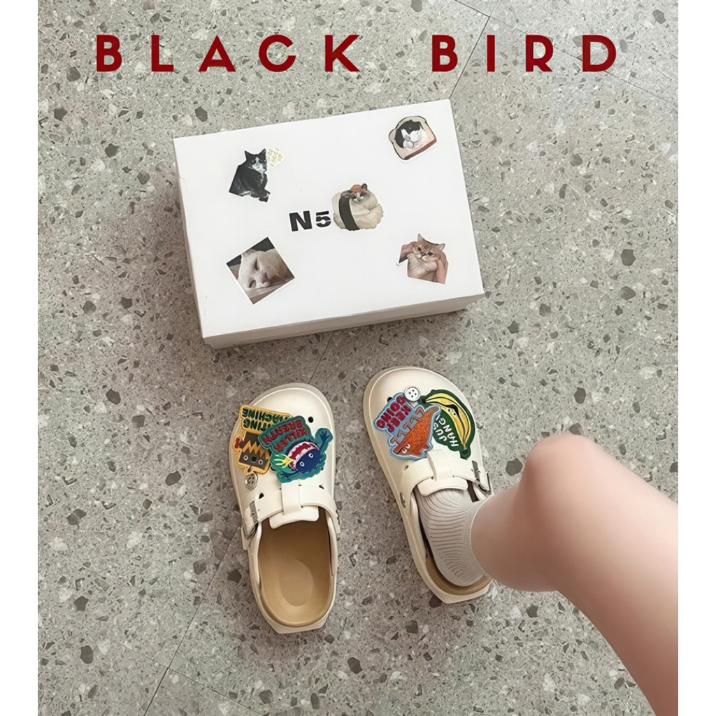 Sục Đi Chơi Blackbird Kèm Jibbitz Thêu Độc Lạ - Giày Sục Nữ Màu Đen Phối Lót Be Phong Cách Retro Grunge | BigBuy360 - bigbuy360.vn