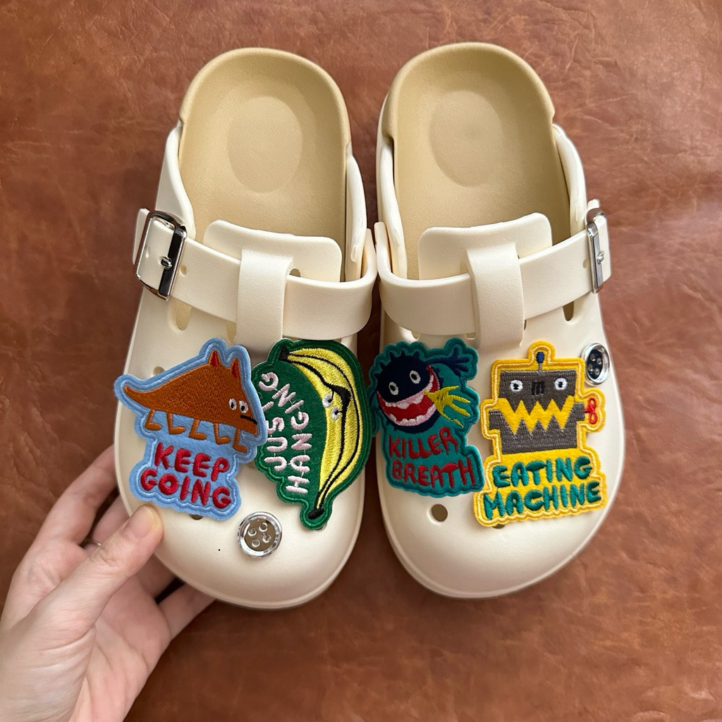 Sục Đi Chơi Blackbird Kèm Jibbitz Thêu Độc Lạ - Giày Sục Nữ Màu Đen Phối Lót Be Phong Cách Retro Grunge | BigBuy360 - bigbuy360.vn