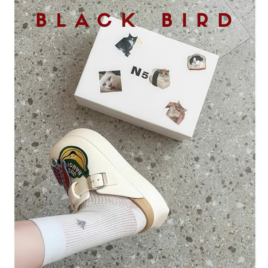 Sục Đi Chơi Blackbird Kèm Jibbitz Thêu Độc Lạ - Giày Sục Nữ Màu Đen Phối Lót Be Phong Cách Retro Grunge | BigBuy360 - bigbuy360.vn